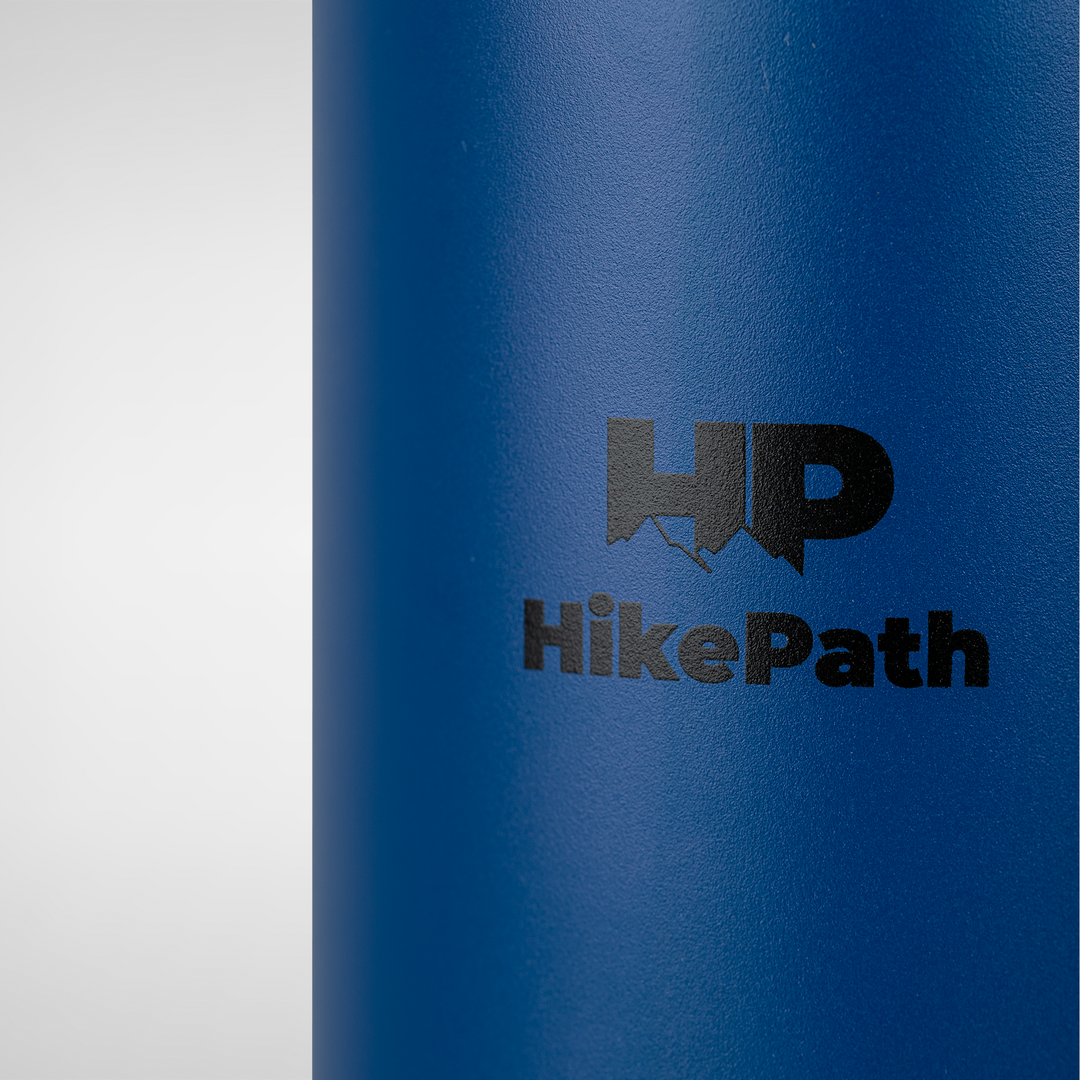 Closeup del termo de agua o bebida favorita de un litro, acero inoxidable de la marca hikepath 